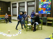 Symbolische Mantelteilung mit den Kommunionkindern (Foto: Karl-Franz Thiede)